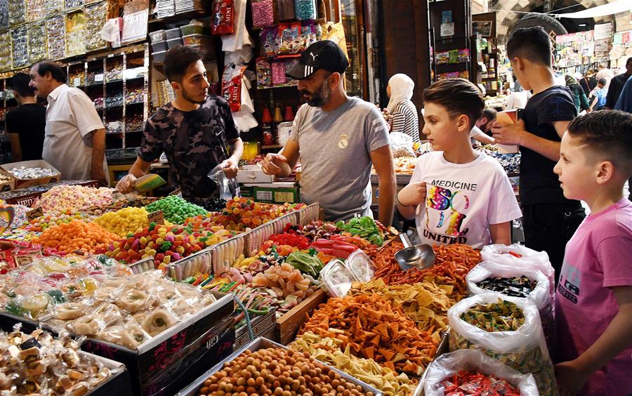Personas compran dulces en antigua ciudad de Damasco
