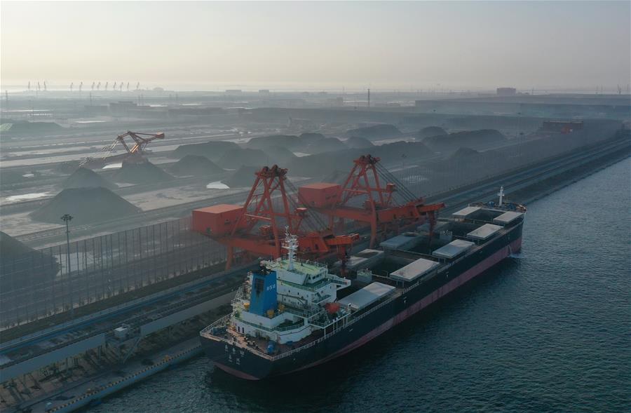 Foto del muelle de carbón del puerto de Caofeidian en Tangshan