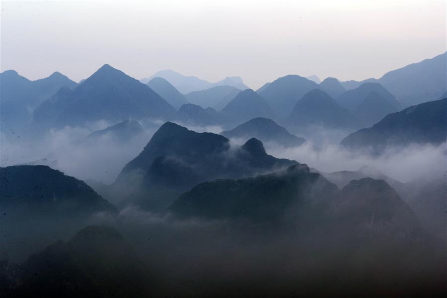 Guangdong: Montaña Qingwu envuelta por neblina en distrito Yangshan de Qingyuan