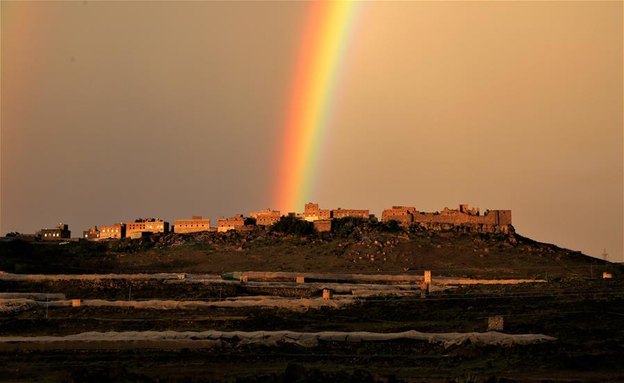 Arcoíris aparece después de una fuerte lluvia en Yemen