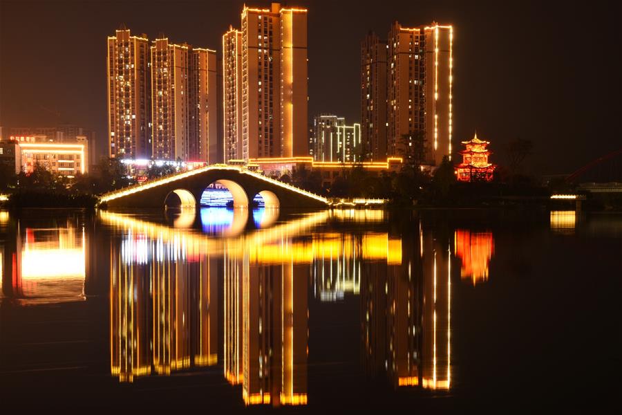 Guizhou: Paisaje nocturno del Río Lianjiang en distrito de Huishui