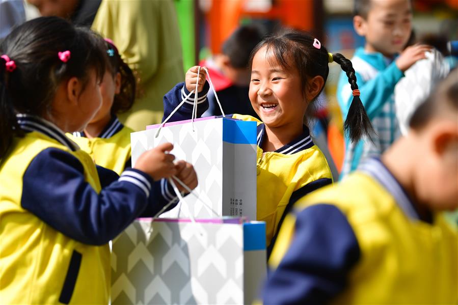 Actividades divertidas para celebrar Día Internacional del Niño en Hejiazhuang, Gansu