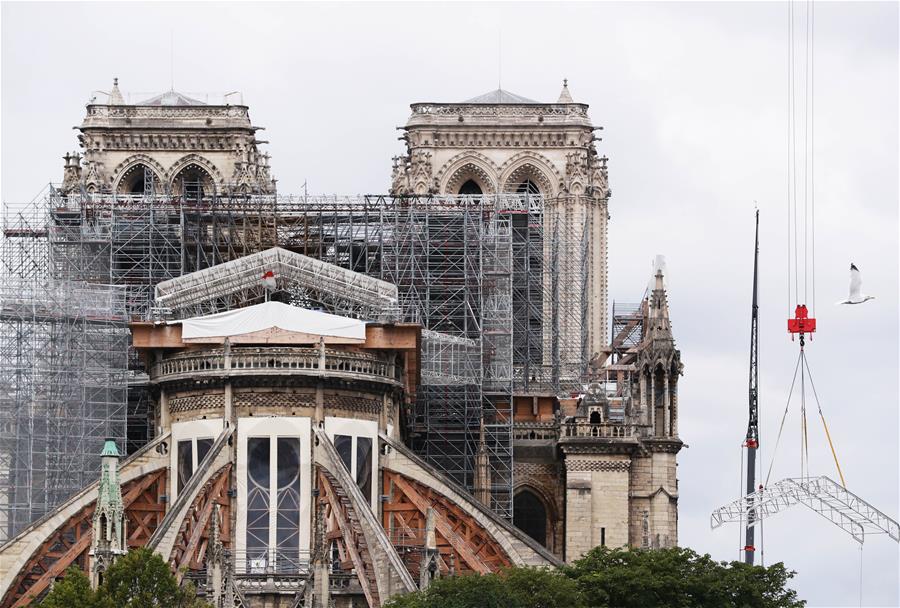 Catedral de Notre Dame durante operaciones de desmantelamiento de andamios