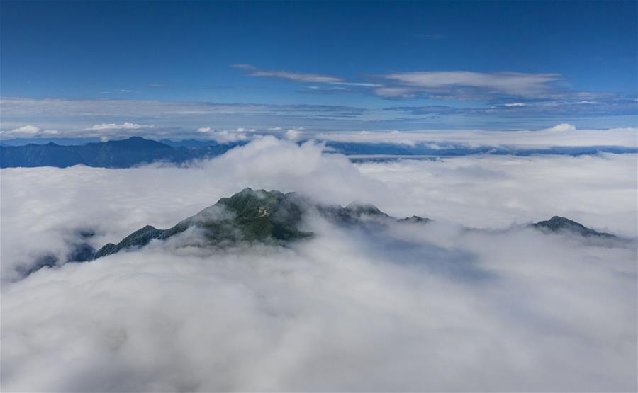 Nubes fluyen entre montañas en área escénica de Longtoushan en Hanzhong