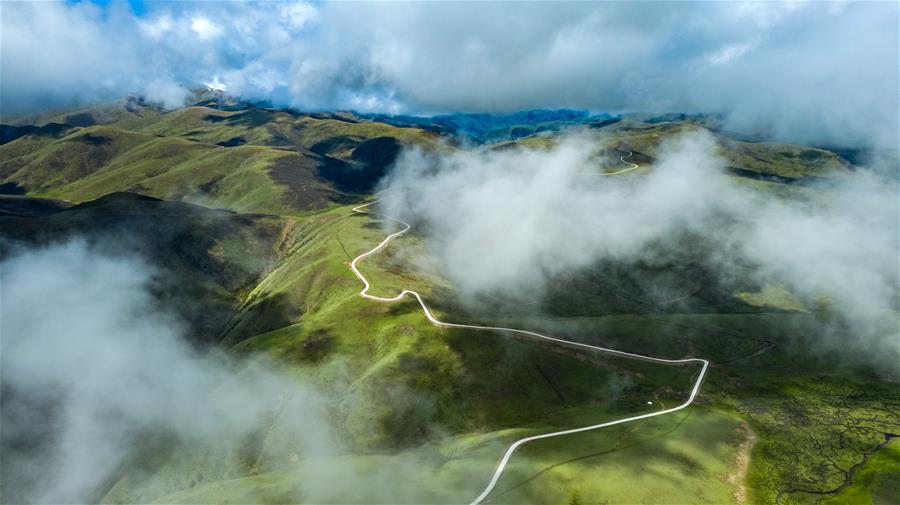 Carretera de montaña en el distrito de Rangtang en Sichuan