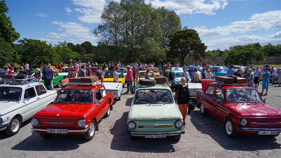 Automóviles clásicos exhibidos durante un festival celebrado en Liepaja, Letonia