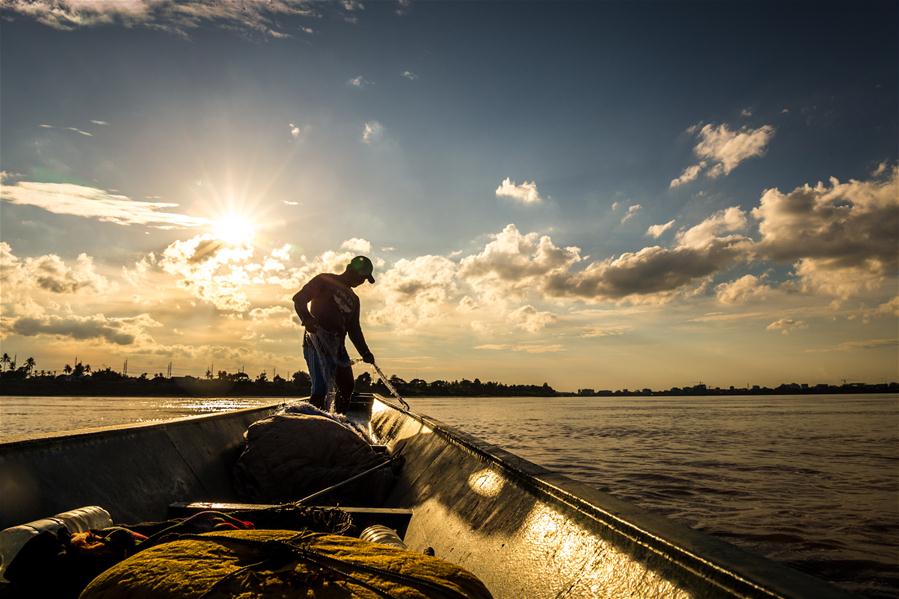 Pescadores trabajan en el río Mekong cerca de la isla Don Chan en Vientián