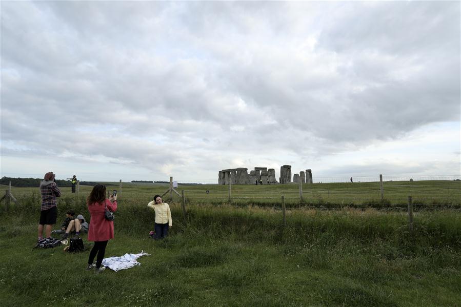 Reino Unido: Un anillo de profundos pozos prehistóricos descubierto cerca de Stonehenge