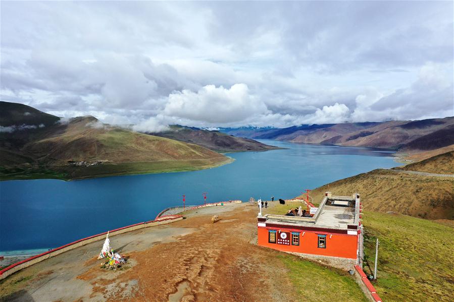 Paisaje del Lago Yamzbog Yumco en Tíbet