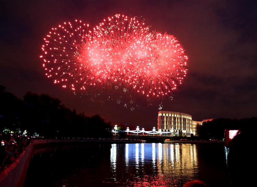 Fuegos artificiales para celebrar el Día de la Independencia de Bielorrusia
