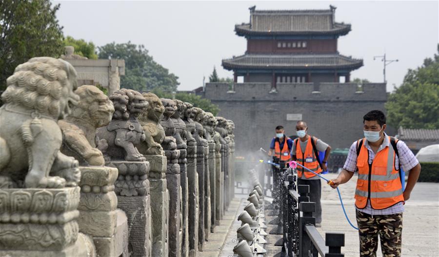 Trabajadores realizan desinfección del puente Lugou en Beijing