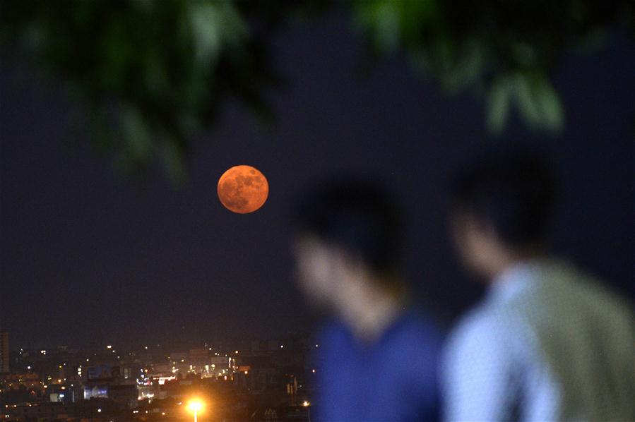 Pakistán: Luna llena sobre Rawalpindi
