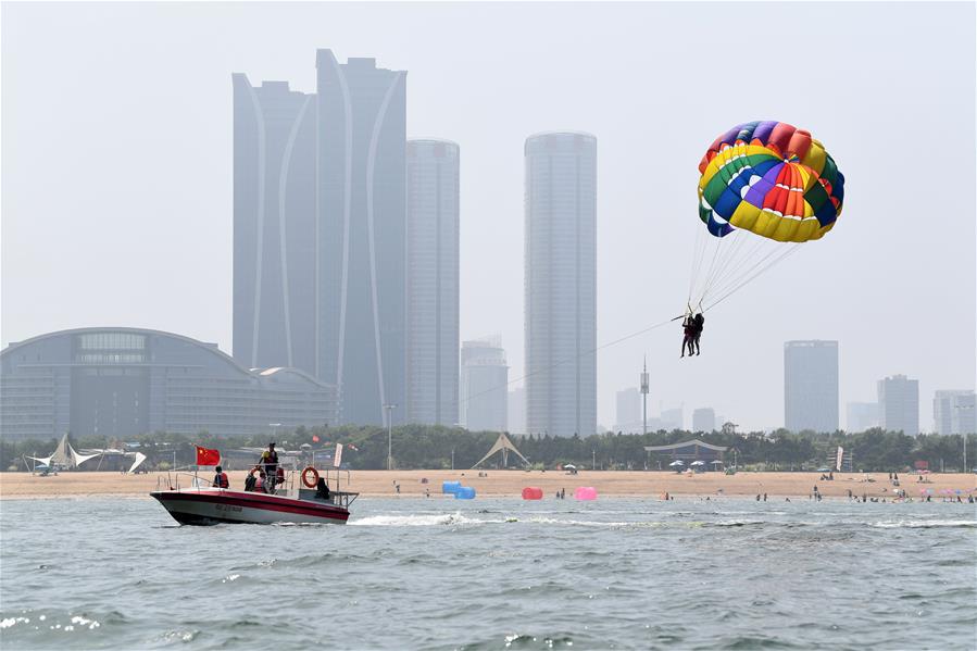 Shandong: Personas disfrutan su tiempo libre en playa en Rizhao