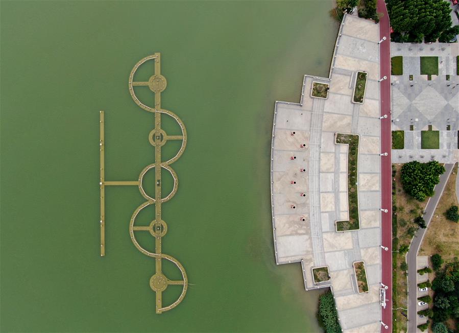 Vista aérea del punto escénico del lago Riyue en Henan