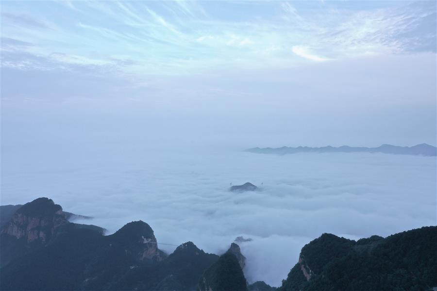 Hebei: Vista aérea del mar de nubes en el punto escénico de las Montañas Yunmeng en Xingtai
