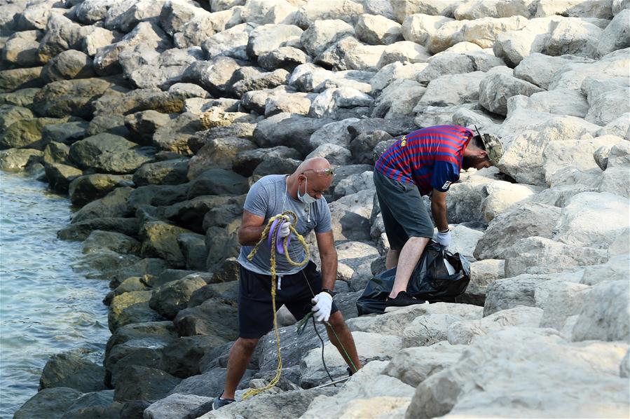 Voluntarios limpian la playa en la Ciudad de Kuwait