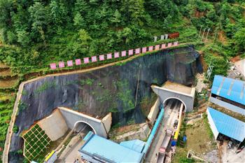Guizhou: Excavado túnel Mezhan de la autopista Weining-Weizhang
