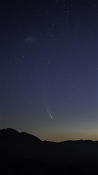Cometa Neowise en cielo sobre un suburbio de Beijing