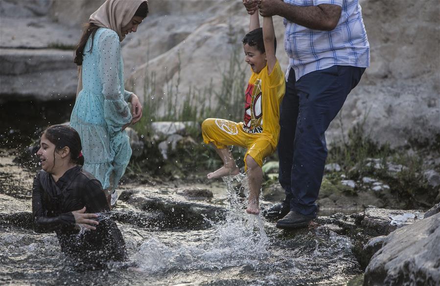 Irán: Niños se refrescan en medio del clima cálido en Shahr-e-Rey