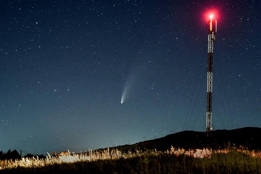 Cometa Neowise cruza el cielo sobre Macedonia del Norte