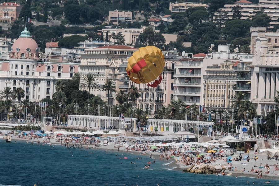 Francia: visitantes se congregan en Niza durante temporada de vacaciones de verano