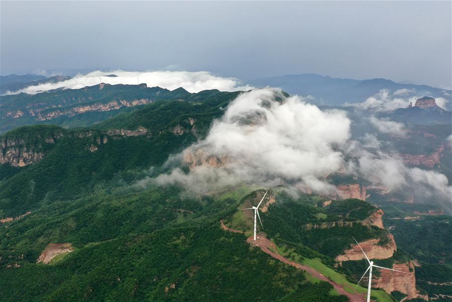 Nubes fluyen sobre las montañas de Taihang en Hebei
