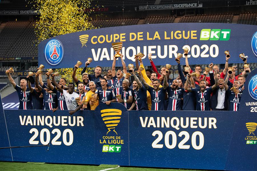 Jugadores de Paris Saint-Germain festejan con el trofeo de la Copa de la Liga de Francia