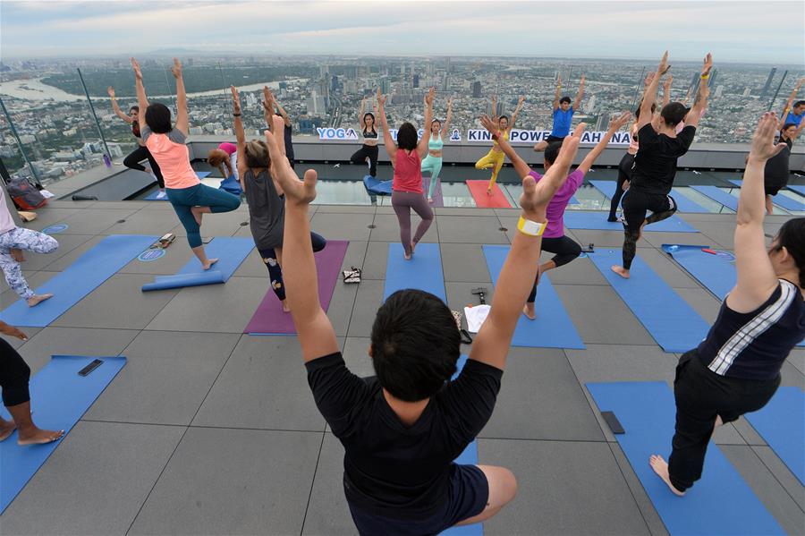 Entusiastas del yoga practican en la azotea del edificio de Bangkok
