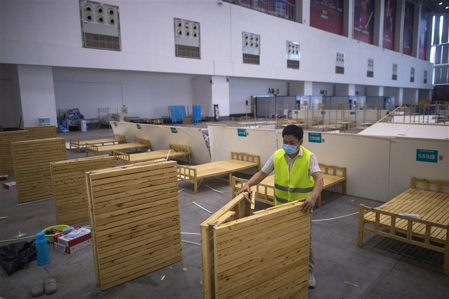Trabajadores retiran instalaciones del hospital improvisado "Wuhan Livingroom"