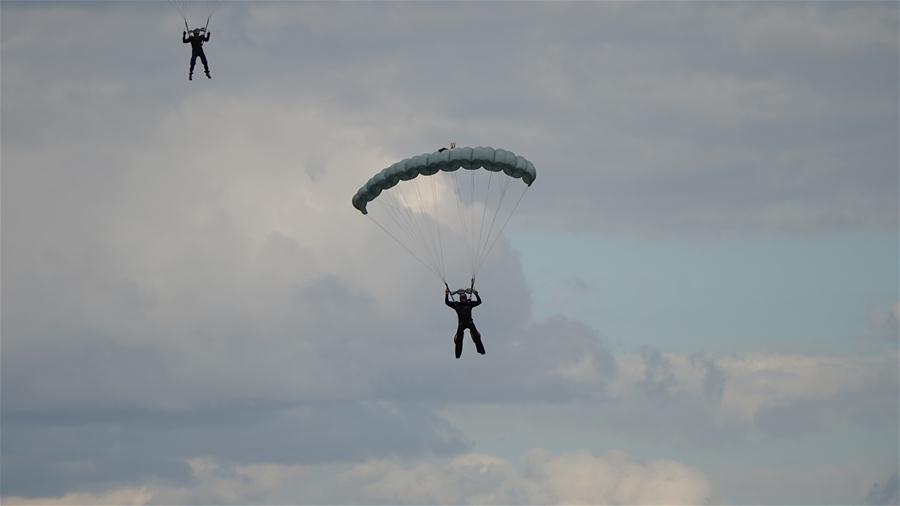 Letonia: Paracaidistas intentan establecer nuevo récord nacional