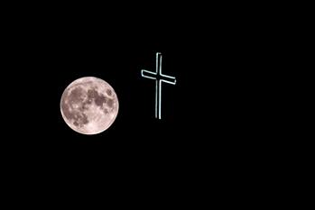 Una luna llena se levanta sobre iglesia en Macedonia del Norte