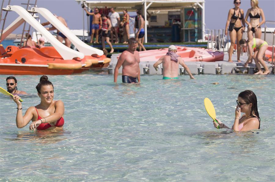Chipre: Personas se refrescan en el mar cerca Ayia Napa