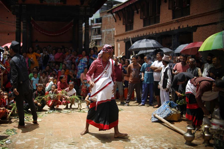 Personas participan en desfile para celebrar el Festival de Ropai en Nepal