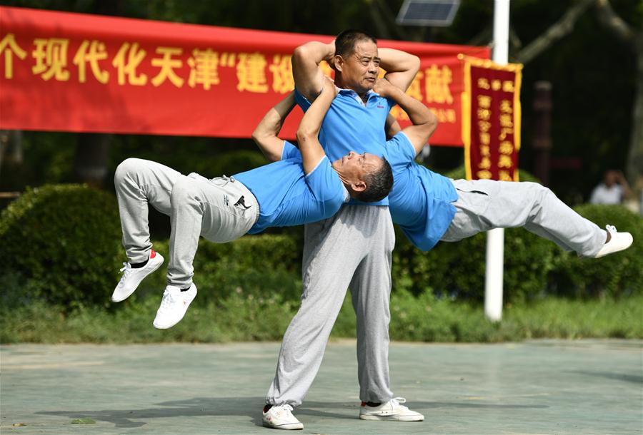 Tianjin: Adultos mayores practican gimnasia en parque