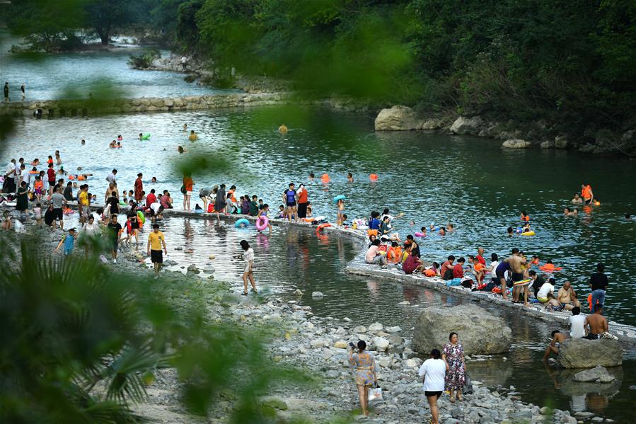 Personas pasan tiempo libre sobre el río Gongshui, Hubei