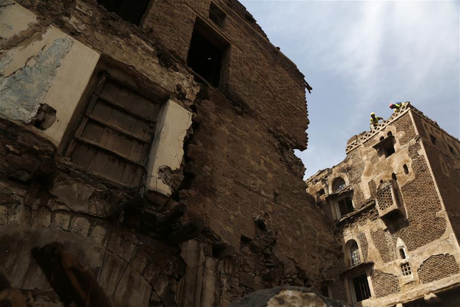 Trabajadores renuevan edificio histórico en la Ciudad Vieja de Saná, Yemen