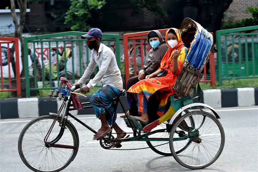 Personas portan mascarillas en Dhaka, Bangladesh