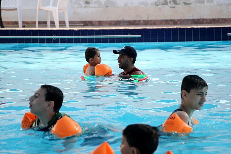 Instructor de natación palestino imparte clase a niños con autismo en la Franja de Gaza