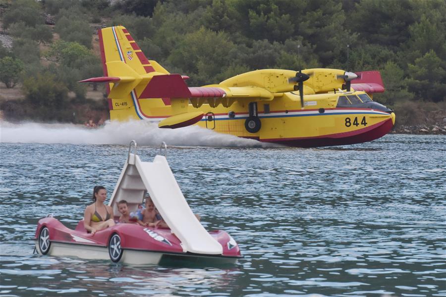 Croacia: Avión de extinción de incendios desciende en mar Adriático para recoger agua