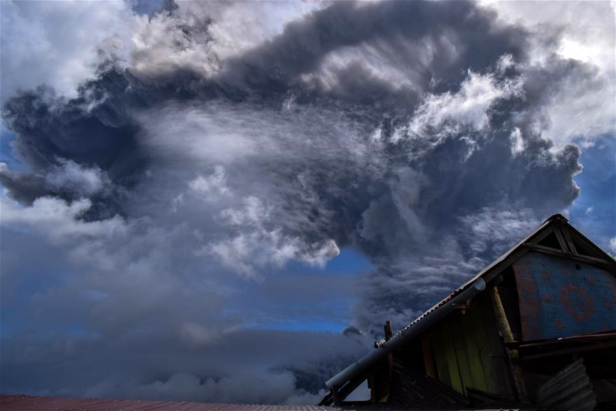 Monte Sinabung arroja cenizas en Karo, Indonesia