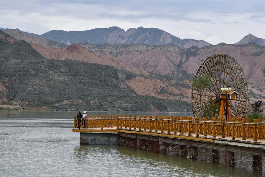 Aldea de Deji, aldea reubicada en la orilla del río Amarillo en Qinghai