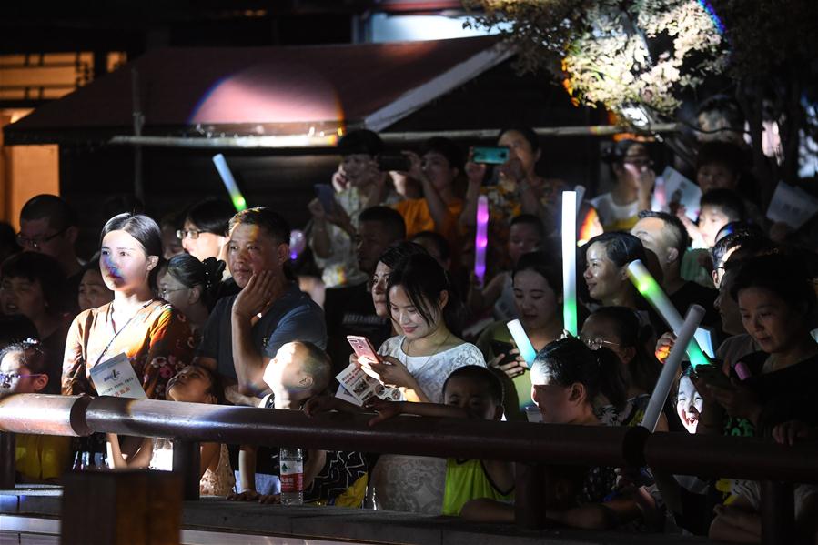 Diversos eventos nocturnos en antiguo poblado de Tangqi, Zhejiang
