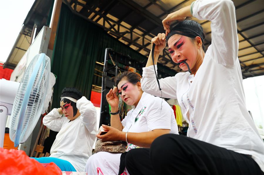 Anhui: Miembros de tradicional compa&ntilde;&iacute;a de &oacute;pera Yu actuan en aldea de Gaojia