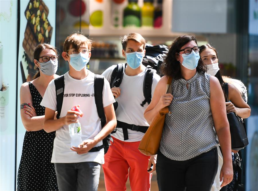 Personas portan mascarillas en Frankfurt, Alemania