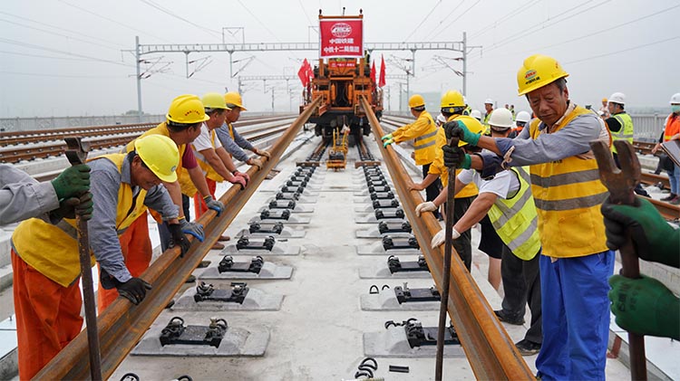 Termina tendido de rieles del ferrocarril interurbano Beijing-Xiongan