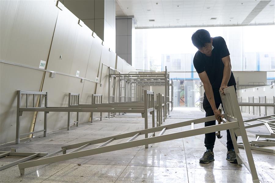 Hubei: Trabajadores laboran en la remoción de instalaciones del hospital provisional de Jianghan en Wuhan