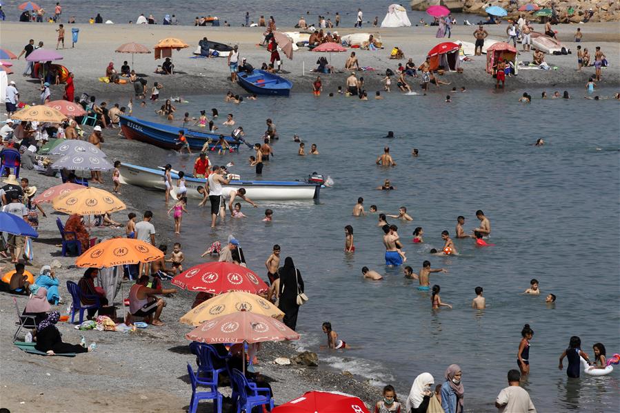 Personas disfrutan de su tiempo libre en una playa en Argel, Argelia