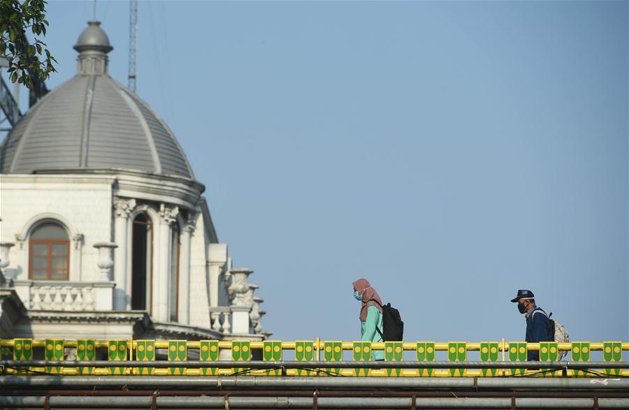 Personas portan mascarillas en Yakarta, Indonesia