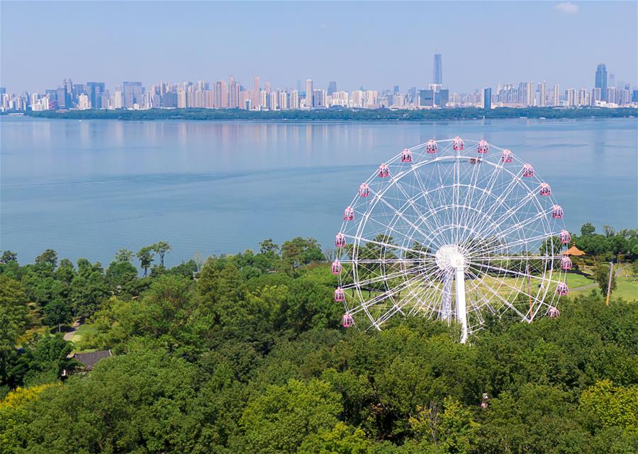 Rueda de la fortuna cerca del lago Donghu en Wuhan, Hubei