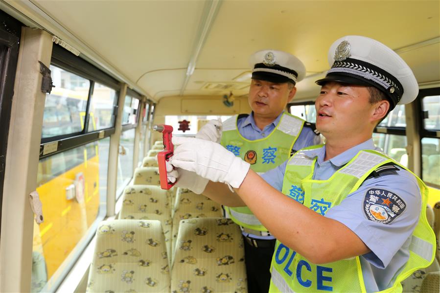 Anhui: Oficiales de policía revisan autobuses escolares en Huaibei
